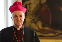 Abp Vigano: Franciszek – „likwidator Kościoła katolickiego”