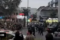 policja ucieka przed demonstrantami