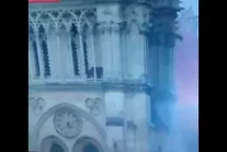 Muslim w swoim stroju nagrany na wiezy zaraz po wybuchu pozaru
