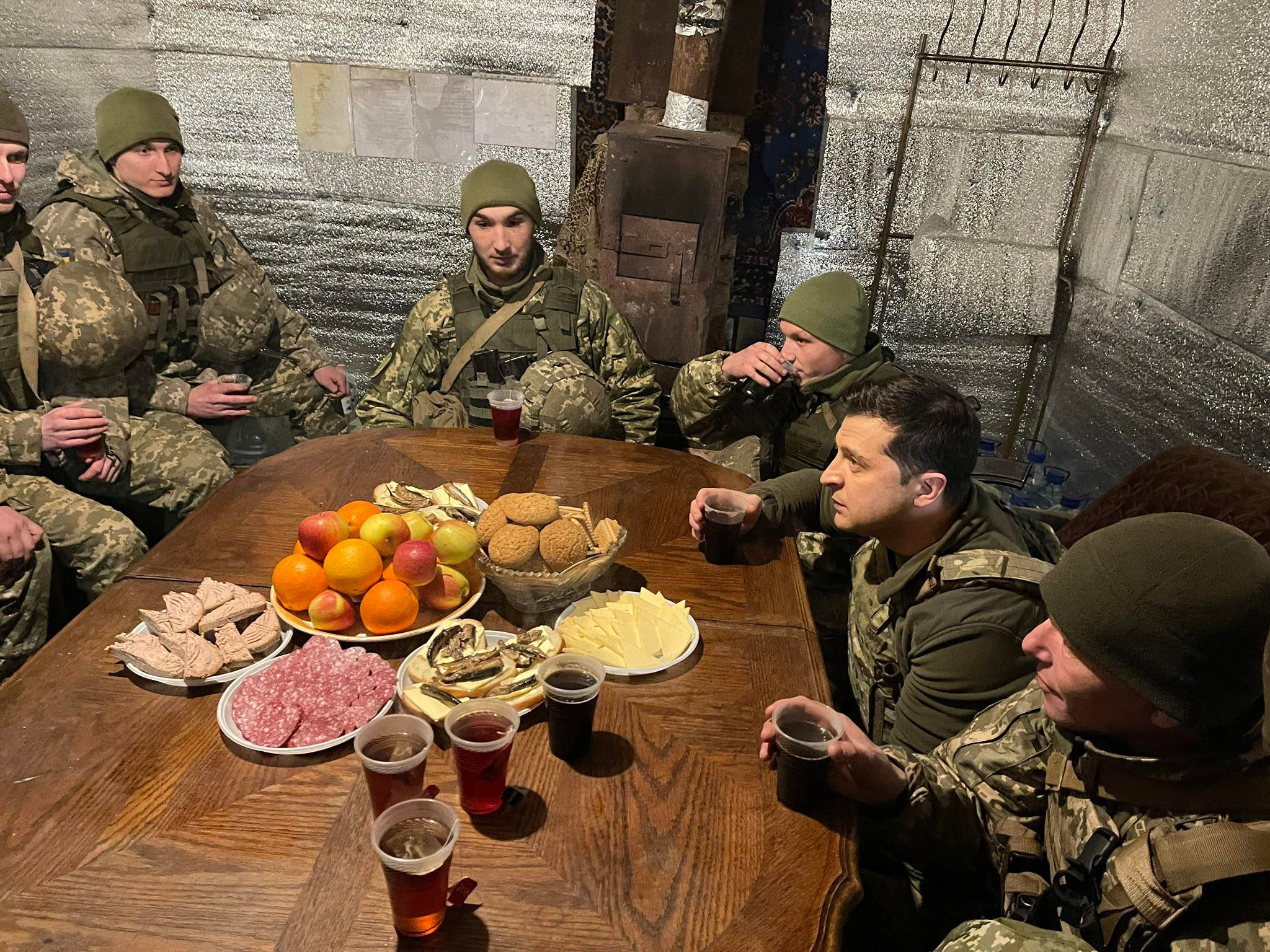 Zełeński z żołnierzami w Donbasie, zdjęcie sprzed... - Brazylia - Wykop.pl