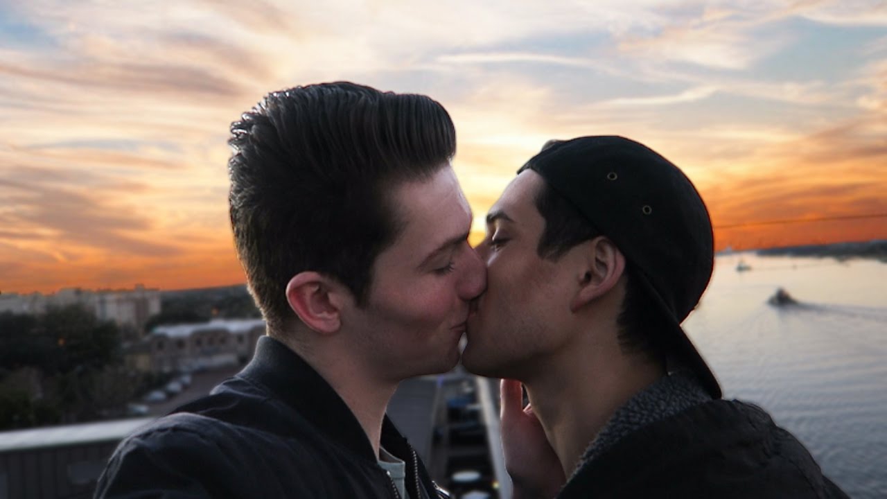 Clip gay guy kissing video photos 1