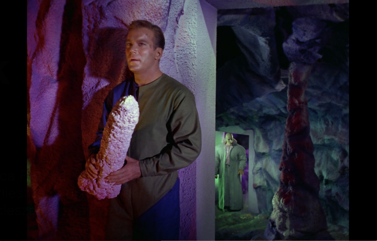 Kto zgadnie co Kirk trzyma w ręce. 