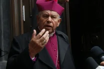 Tuszujący pedofilię biskup Napierała udzielił święceń. F**k You! do dziennikarzy