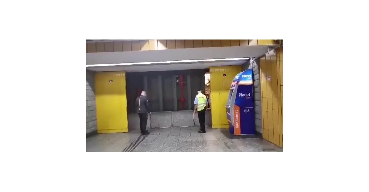 Zamykanie grodzi w metrze w obawie przed zalaniem stacji