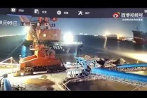 W Chinach statek towarowy zderzył się z dokiem