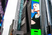 Daria Zawiałow na billboardzie na Times Square