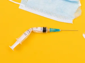 Lekarze chorób zakaźnych: tylko metoda „kija i marchewki” rozrusza szczepienia