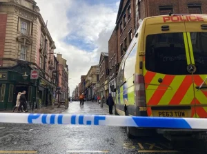 Tragedia w Liverpoolu: 12-latka chciała zobaczyć choinkę, zginęła od ciosu...