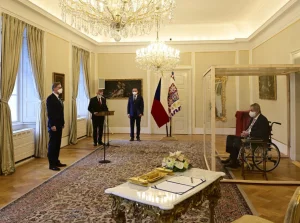 Zakażony koronawirusem prezydent Czech w szklanej klatce mianuje nowego premiera