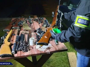 Spokojny i wieloletni funkcjonariusz policji, handlował bronią z gangsterami