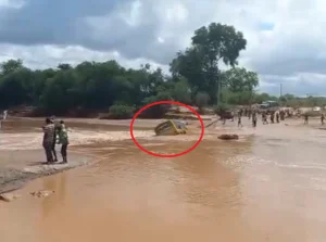 Silny nurt porwał autobus pod wodę. Zginęło 20 osób