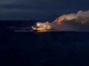 Płonie masowiec u wybrzeży Szwecji. Śmigłowce "bombardują" ogień wodą [WIDEO]