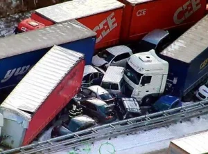 Karambol w Czechach. W śnieżycy zderzyło się 36 aut [ZDJĘCIA I FILMY