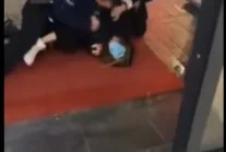 Dwóch belgijskich milicjantów bije 14latke próbując siłą założyć jej maseczkę
