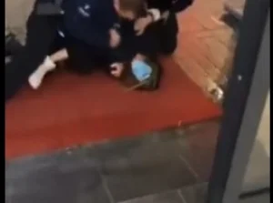 Dwóch belgijskich milicjantów bije 14latke próbując siłą założyć jej maseczkę
