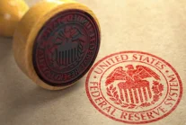 Fed kończy z „dodrukiem” pieniądza. Bliski koniec zerowych stóp procentowych