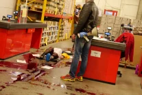 Kobieta we krwi przy kasie – Krwawa demonstracja w sklepie Mere