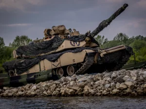 Zobacz, jak wojsko ćwiczy przeprawianie czołgów Abrams przez rzeki