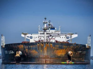 Wielka Brytania: Greenpeace zablokował tankowiec z rosyjską ropą