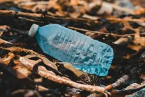 Rząd chce, by napoje w plastikowych butelkach PET były z kaucją. Warto?