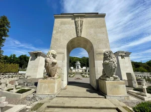 Odsłonięto posągi Lwów na Cmentarzu Orląt Lwowskich