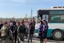 Ewakuowani z Mariupola w autobusach dowiadują się, że jadą do Rosji