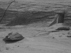 Czym są „zagadkowe drzwi" na Marsie? Jest naukowe wyjaśnienie