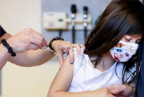 Pfizer: trzy dawki szczepionki dla dzieci poniżej 5 roku życia