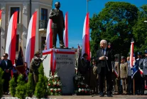 Niesamowita buta PiS! Jarosław Kaczyński odsłonił pomnik brata. Bez zgody władz
