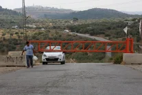 Izraelskie wojsko przez 2 tyg. blokowało główny wjazd do palestyńskiej wioski