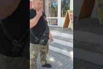 kobieta broni syna(prawdopodobnie),ktorego rosjanie chcą wziąć z ulicy do wojska