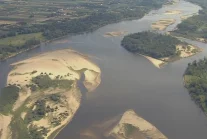 Warszawa. Bardzo niski poziom wody w Wiśle. Zbliża się do rekordu z 2015 roku