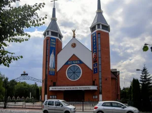 Proboszcz z Bydgoszczy stawia przed kościołem pomnik Chrystusa wyższy od bloków