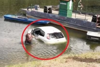 Mężczyzna pływał pontonem po rzece. Potrącił go Fiat Punto