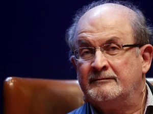 Po muzułmańskim ataku na Rushdie'ego rośnie sprzedaż "Szatańskich wersetów"