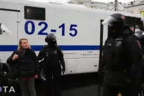 W Moskwie ruskie zomo zatrzymało dziewczynę i przenieśli ją "na pakę"
