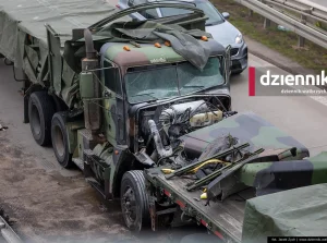 Wojskowe ciężarówki rozbite na autostradzie A4. Groźna kolizja na Dolnym Śląsku