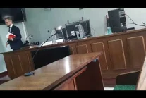 Sędzia ucieka z sali rozpraw z powodu kamery.
