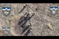 Granat zrzucony z drona na grupę rosyjskich żołnierzy.