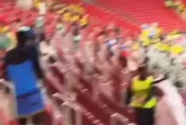 Kibice z Japonii sprzataja stadion po meczu otwarcia Mistrzostw Swiata w Katarze
