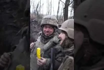 Ukraiński żołnierz wręcza prezent urodzinowy swojemu przyjacielowi