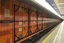 Metro zasłania mozaiki reklamami. Podobno będzie estetyczniej ;-)