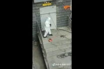 Spawanie drzwi mieszkań w Chinach w celu wyegzekwowania kwarantanny