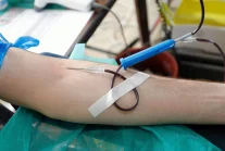 Rodzice zabraniają operacji dziecka. Nie chcą krwi "skażonej szczepieniami"