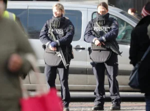 ABSURD! Niemieckie policjantki ochraniają kiermasz w Koln BEZ MAGAZYNKÓW!