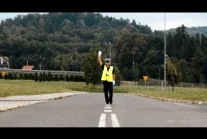Zobacz jak reagować na sygnały policjanta ręcznie kierującego ruchem.
