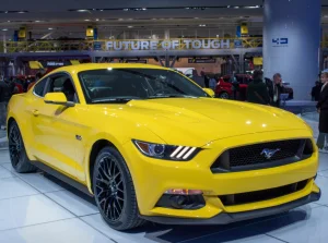 Poziom życia w USA na przykładzie Forda Mustanga z USA i polskiego salonu.