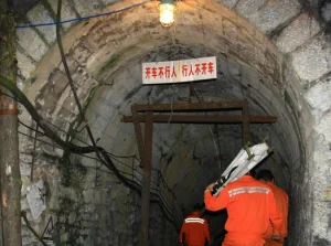 Chiny: 1 górnik nie żyje, 17 uwięzionych po katastrofie kopalni.