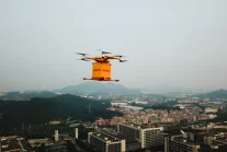 DHL dostarcza dronami paczki w Chinach. Uruchomiono pierwszą stałą trasę dostaw