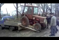 Jak się w Rosji pakuje ciągnik na "lawetę"